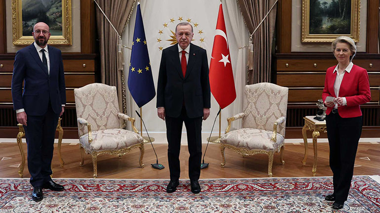 Οργή στις Βρυξέλλες για την έλλειψη σεβασμού προς τη Φον ντερ Λάιεν – «Γιατί ο Σ. Μισέλ δεν έκανε το αυτονόητο;»