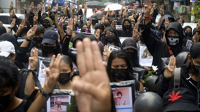 Νέα αιματοχυσία στη Μιανμάρ – Η παράλληλη κυβέρνηση κατάρτισε φάκελο με τις ωμότητες που διαπράττει ο στρατός