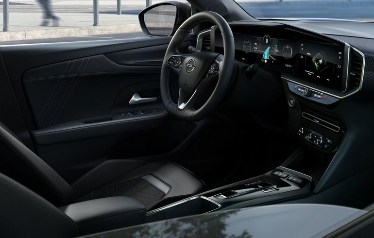 Εντυπωσιακό το εσωτερικό του Mokka-e. Δύο ψηφιακές οθόνες στο ταμπλό