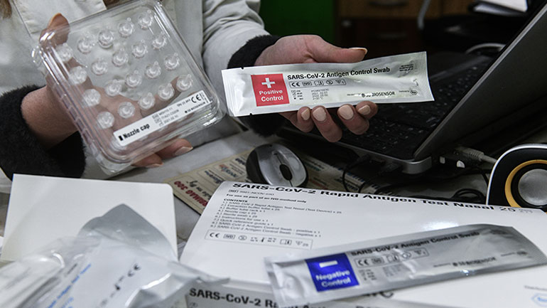 Ξεκινά η απευθείας διανομή rapid tests στις δημόσιες και ιδιωτικές προνοιακές δομές