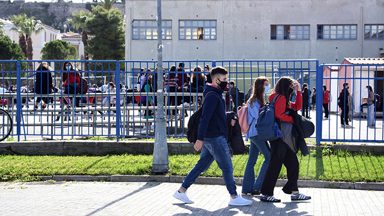 Συνεδριάζουν οι ειδικοί για το άνοιγμα των σχολείων