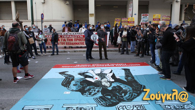 Συγκέντρωση στο υπουργείο Υγείας από μέλη της ΠΟΕΔΗΝ και ιατρικό προσωπικό