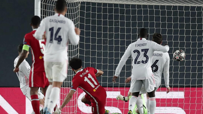 Ποδόσφαιρο, υπερθέαμα από δυο θιάσους (!) στην ίδια σκηνή, και με το ίδιο έργο!