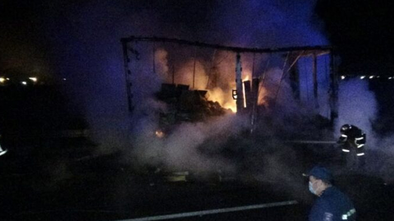 Στις φλόγες φορτηγό στην Εγνατία Οδό Στις φλόγες φορτηγό στην Εγνατία Οδό