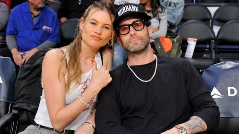 Η Behati Prinsloo και ο Adam Levine ποζάρουν με τις κόρες τους με matching σύνολα!