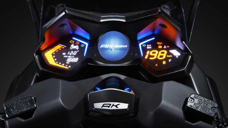 Το αναβαθμισμένο AK550 διαθέτει εξαιρετικό σύστημα συνδεσιμότητα προσφέροντας απίθανες πληροφορίες