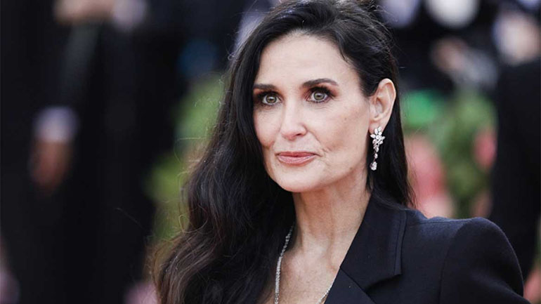 Demi Moore: Ποζάρει μετά από καιρό για εξώφυλλο περιοδικού ύστερα από τις φήμες για πλαστικές