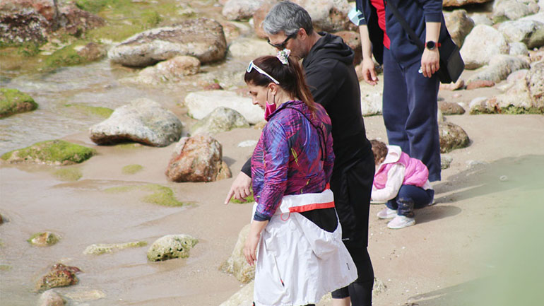 Έλενα Παπαρίζου-Ανδρέας Καψάλης: Βόλτα δίπλα στο κύμα για το ερωτευμένο ζευγάρι