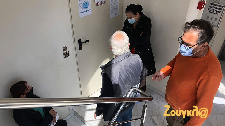 Εικόνες συνωστισμού στο Υποθηκοφυλακείο Αχαρνών στο Μενίδι