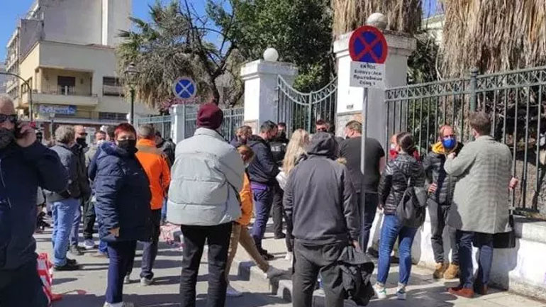 Μακρινίτσα: Οργή έξω από τα δικαστήρια – Προπηλάκισαν τον 32χρονο φονιά Μακρινίτσα: Οργή έξω από τα δικαστήρια – Προπηλάκισαν τον 32χρονο φονιά