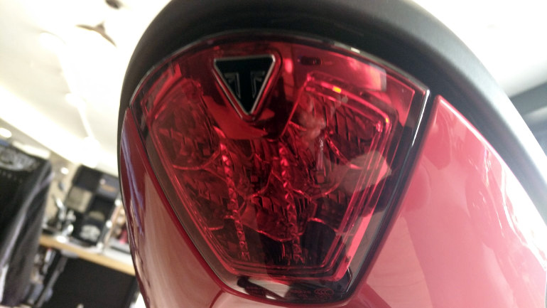 LED φωτιστικό σώμα και πίσω, τοποθετημένο κάτω από την ουρά.