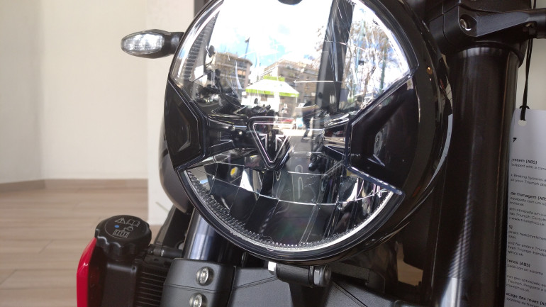 Ίσως, το πιο όμορφο, σύγχρονο, στρογγυλό φωτιστικό σώμα εμπρός σε μοτοσικλέτα.