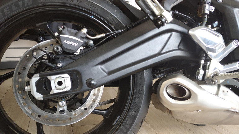 Στιβαρό ψαλίδι τύπου "μπανάνα" και χαμηλά τοποθετημένη εξάτμιση.