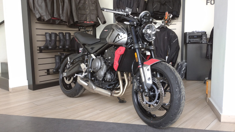 Πιο εκλεπτυσμένη και ευδιάκριτη η έκδοση με κόκκινο και γκρι.