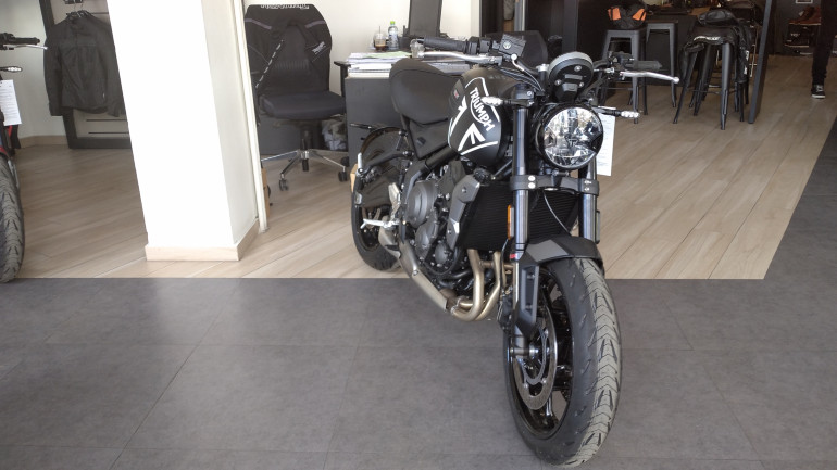 Στο μαύρο ματ το Trident 660 είναι πιο "κακό" και μάλλον πιο όμορφο