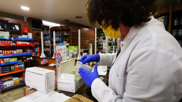 Στα ράφια των 11.000 φαρμακείων τα self tests