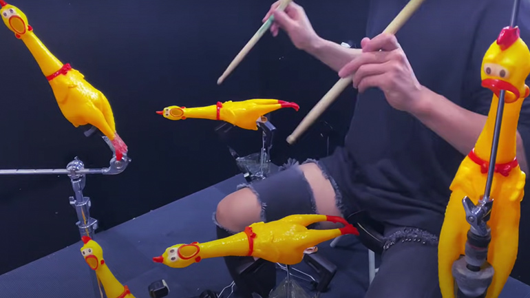 Ντραμς με λαστιχένια κοτόπουλα 