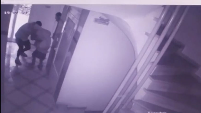 Θεσσαλονίκη: Ηλικιωμένη δέχθηκε επίθεση από δύο δράστες μέσα στην πολυκατοικία της