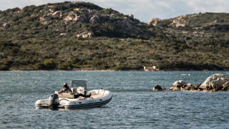 Ανακαλύπτεις και τη μοναδική παραλία με το φουσκωτό και τη μηχανή της Yamaha