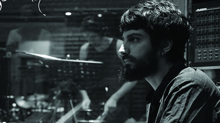 «Angelo’s Bookstore»: Ο εγγονός του Μίκη Θεοδωράκη στο πρώτο του άλμπουμ