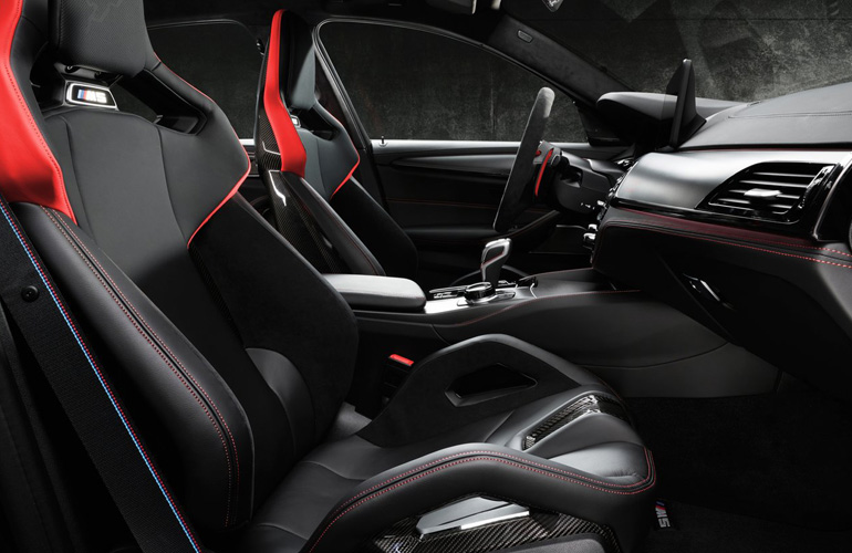 Μπάκετ καθίσματα με σκελετό από carbon.