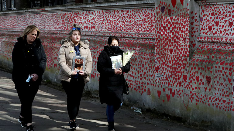 Η διάθεση του εμβολίου κατά της Covid-19 στη Βρετανία εκτιμάται ότι απέτρεψε 10.400 θανάτους