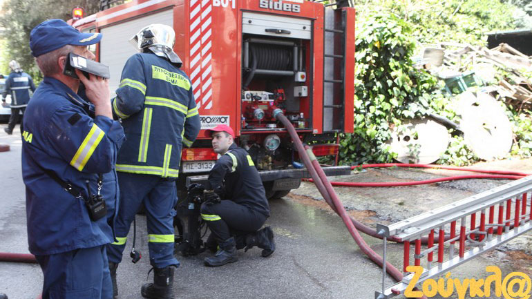 Υπό έλεγχο η φωτιά σε μονοκατοικία στην Πετρούπολη