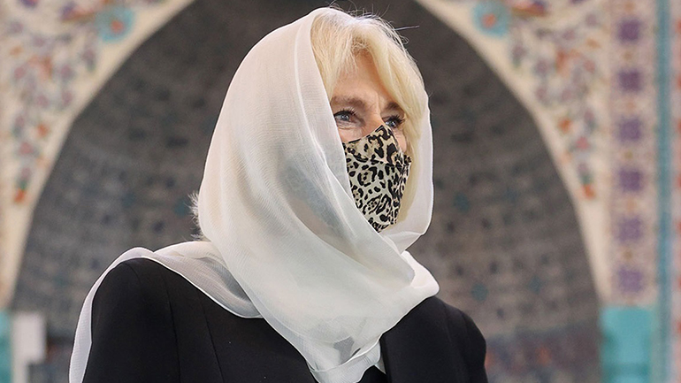 Η δημόσια εμφάνιση της Camilla Parker με… παντόφλες