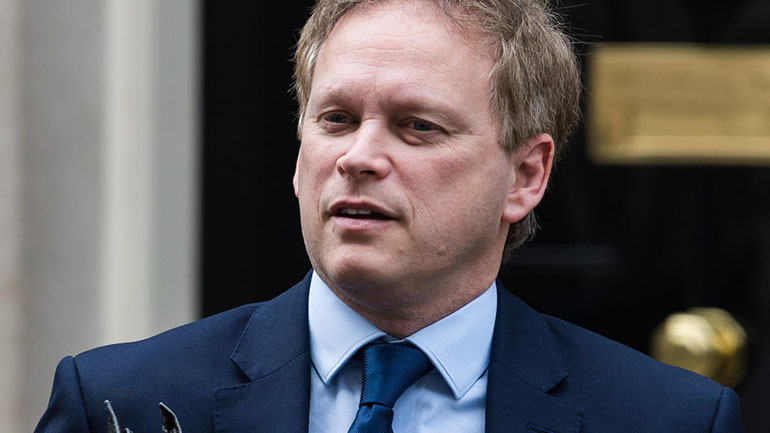 Yπουργός Σαπς: Οι Βρετανοί μπορούν τώρα να σκεφτούν για τις καλοκαιρινές τους διακοπές