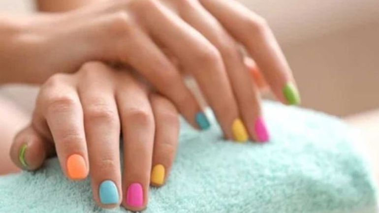 Rainbow nails: Η πιο παιχνιδιάρικη τάση της φετινής άνοιξης