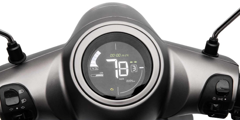 Ψηφιακή οθόνη με όλες τις πληροφορίες για την μπαταρία και το όχημα.