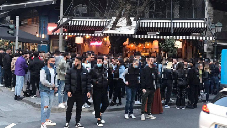 Το αδιαχώρητο έξω από καταστήματα με take away στην Θεσσαλονίκη