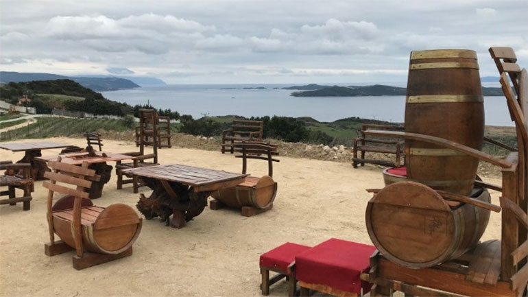 «Θρόνος του Ξέρξη» από βαρέλια κρασιού, στη διώρυγά του στη Χαλκιδική