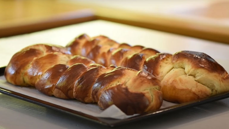 Το απόλυτο τσουρέκι από τον Δημήτρη Μακρυνιώτη