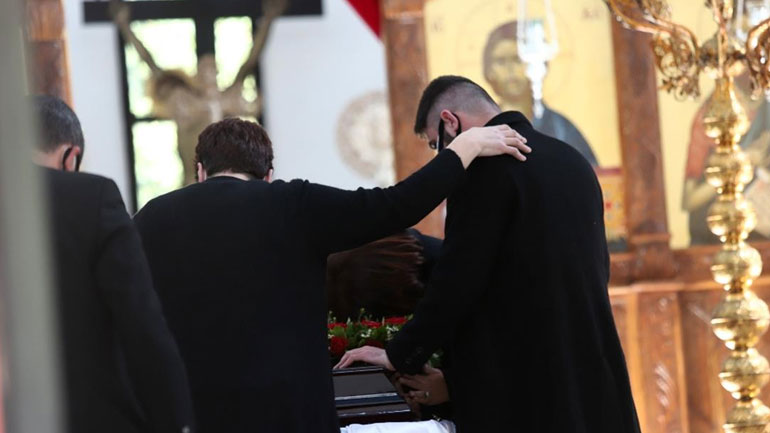 Σε κλίμα οδύνης το τελευταίο αντίο στον Γιώργο Καραϊβάζ – Συγκλόνισε ο γιος του Σε κλίμα οδύνης το τελευταίο αντίο στον Γιώργο Καραϊβάζ – Συγκλόνισε ο γιος του