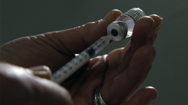 Covid-19: Η Γαλλία θα παρατείνει την περίοδο μεταξύ της πρώτης και της δεύτερης δόσης εμβολίων τύπου mRNA