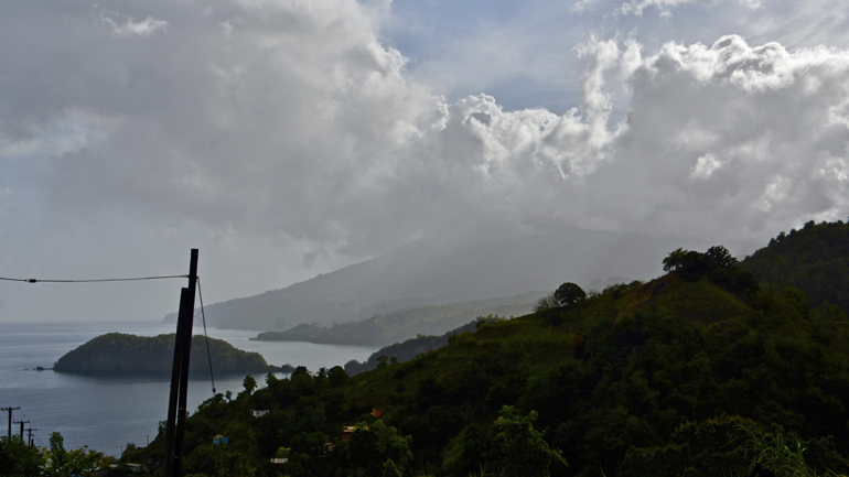 Άγιος Βικέντιος και Γρεναδίνες: Τέφρα καλύπτει το νησί της Καραϊβικής μετά την έκρηξη ηφαιστείου