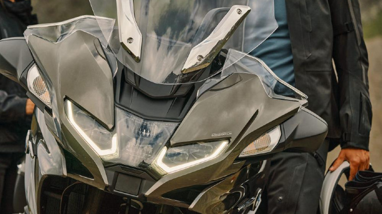 Το ραντάρ είναι τοποθετημένο κάτω από τα LED φωτιστικό σώμα