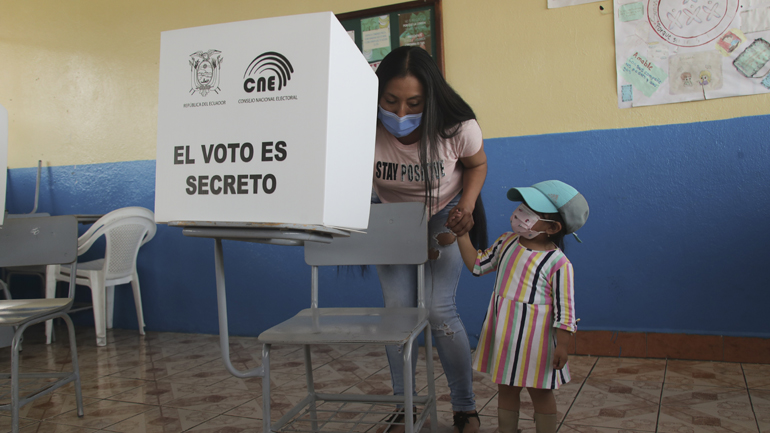 Προεδρικές εκλογές στον Ισημερινό: Έκλεισαν τα εκλογικά τμήματα