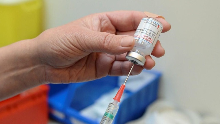 Η Ισπανία θα εμβολιάσει τους πολίτες 70-79 ετών με το σκεύασμα της Johnson & Johnson