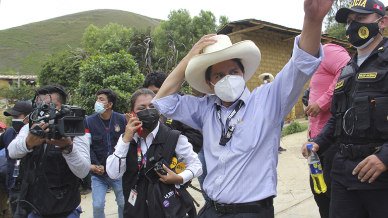 Προεδρικές εκλογές στο Περού: Προηγείται ο αριστερός υποψήφιος Πέδρο Καστίγιο