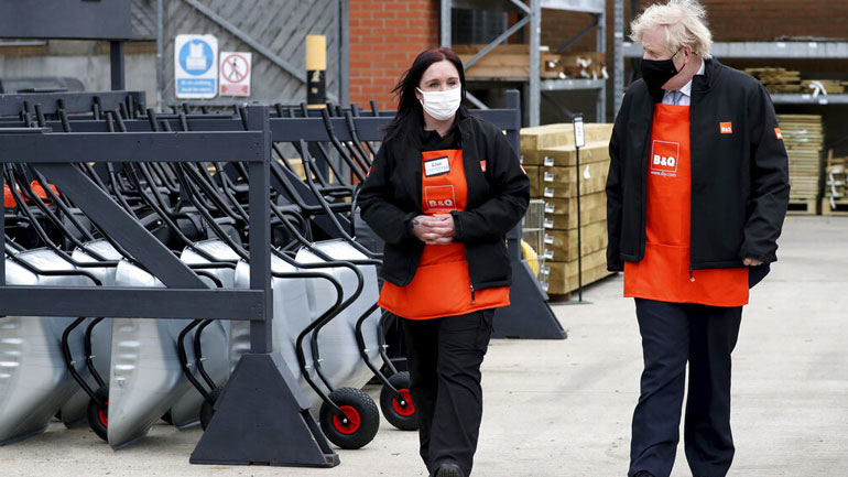 Τα καταστήματα και οι κήποι των παμπ ανοίγουν σήμερα στη Βρετανία