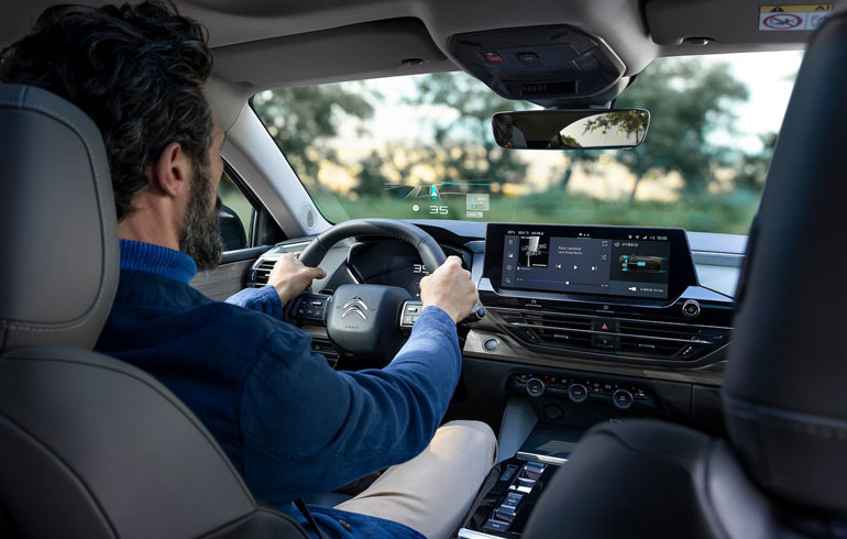 Εκπληκτικά άνετα καθίσματα και ψηφιακό ταμπλό.