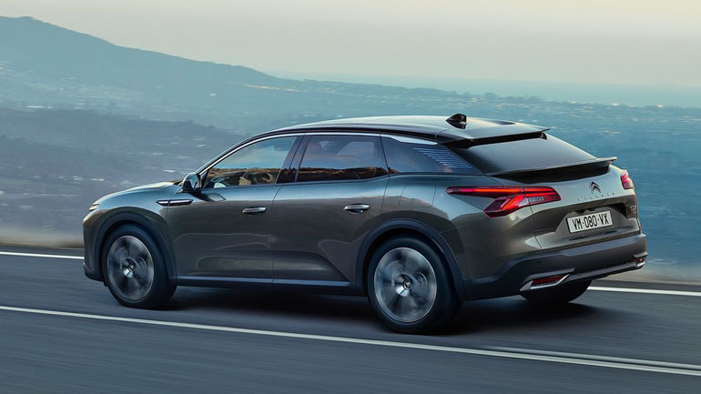 Φέρει ηλεκτρική πίσω πόρτα.