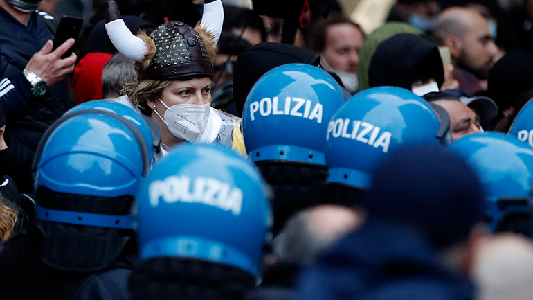 Ιταλία: Επεισόδια σε κινητοποίηση με αίτημα το άνοιγμα των εμπορικών επιχειρήσεων στη Ρώμη