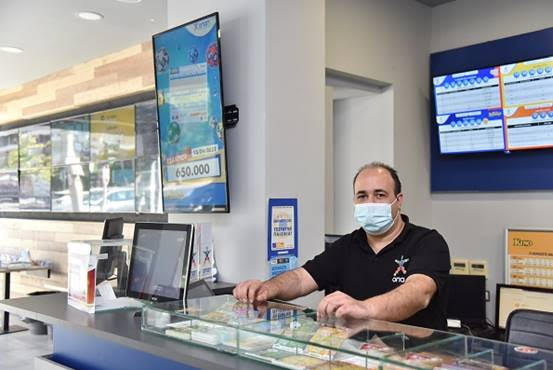 O κ. Βαγγέλης Κολισιάνης, υπεύθυνος ενός πρακτορείου ΟΠΑΠ στο Ελληνικό