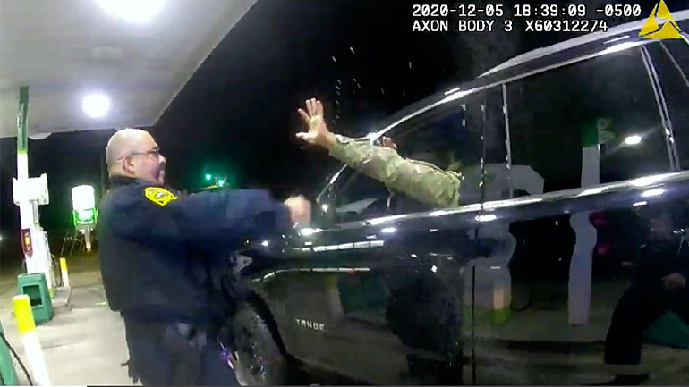 ΗΠΑ: Αποπέμφθηκε αστυνομικός για την επίθεση σε βάρος υπολοχαγού του στρατού