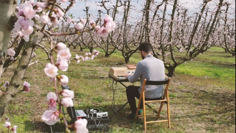 Μουσικές συνθέσεις από τις ροδακινιές της Βέροιας μέχρι την Μπιενάλε Αρχιτεκτονικής της Βενετίας