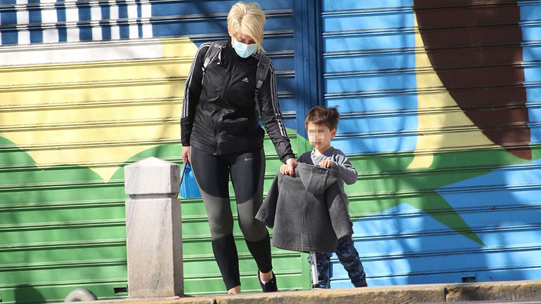 Σία Κοσιώνη: Πρωινή βόλτα με τον γιο της στο κέντρο της Αθήνας