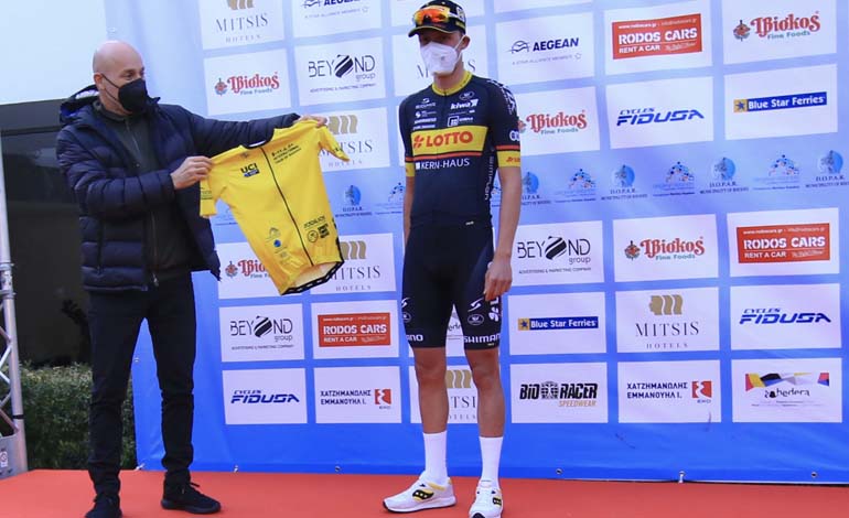 Ο νικητής παραλαμβάνει την κίτρινη φανέλα.